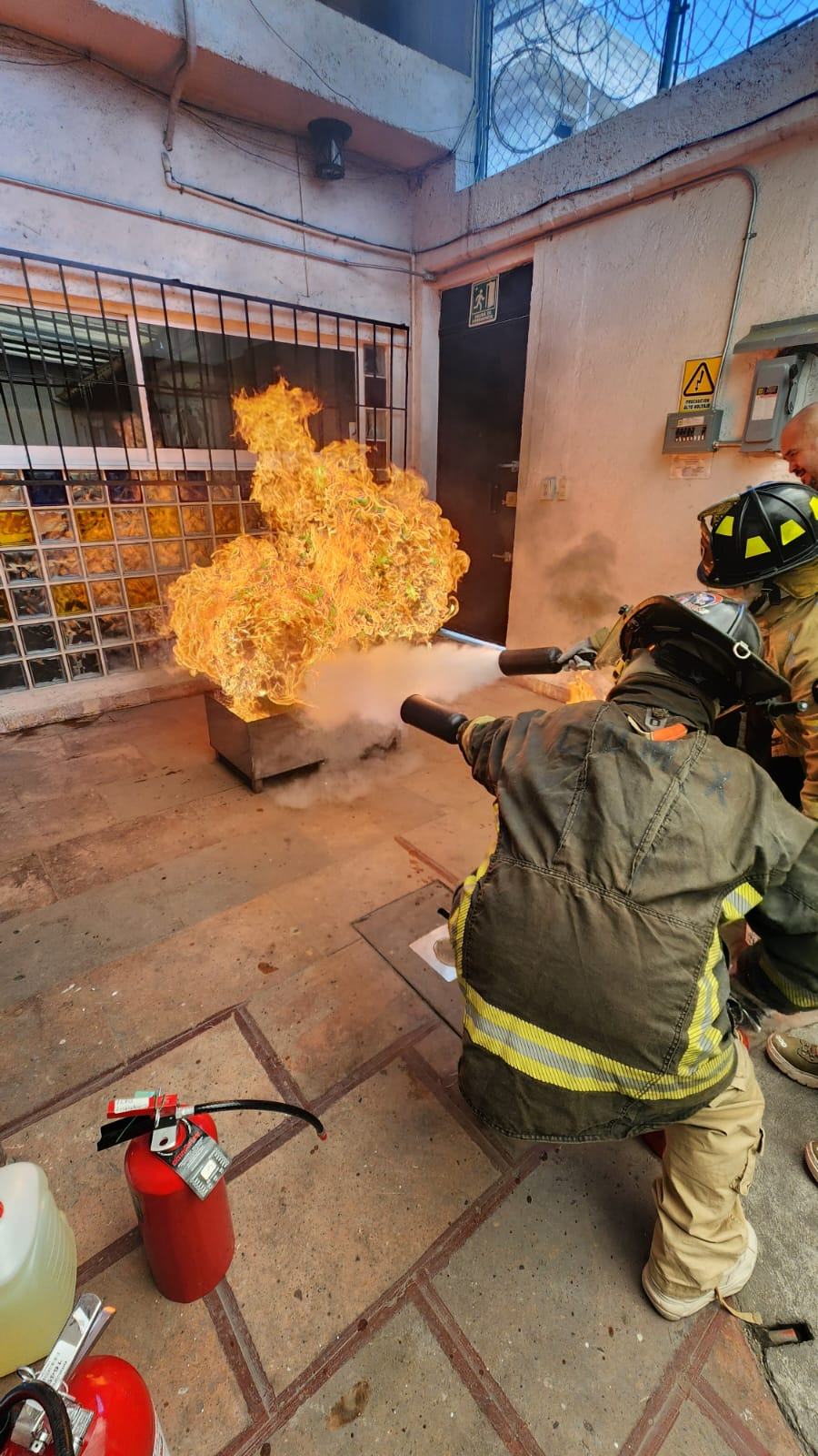 Práctica con extintor · fuego real en patio