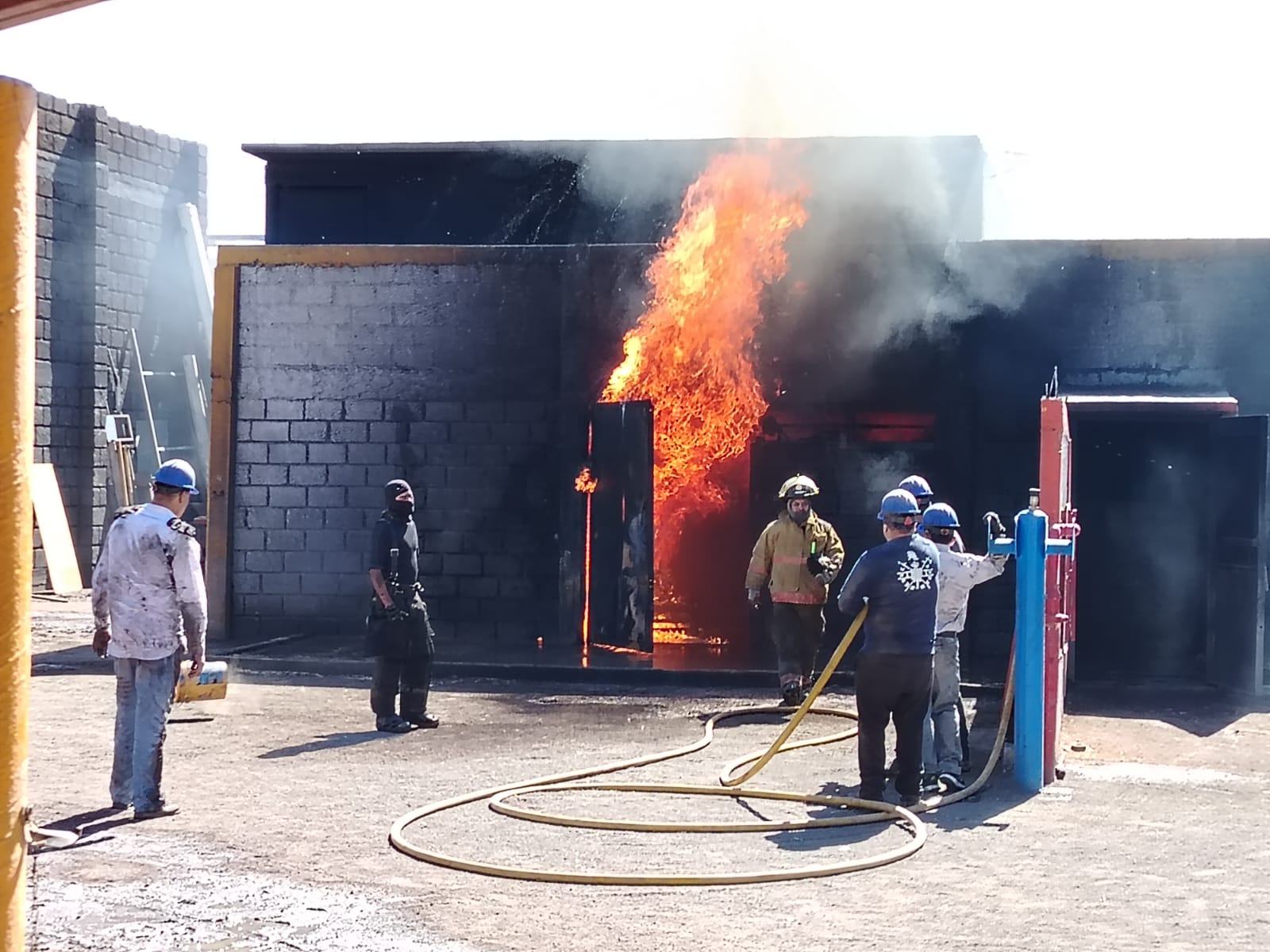 Combate de incendio con línea de manguera · campo de entrenamiento