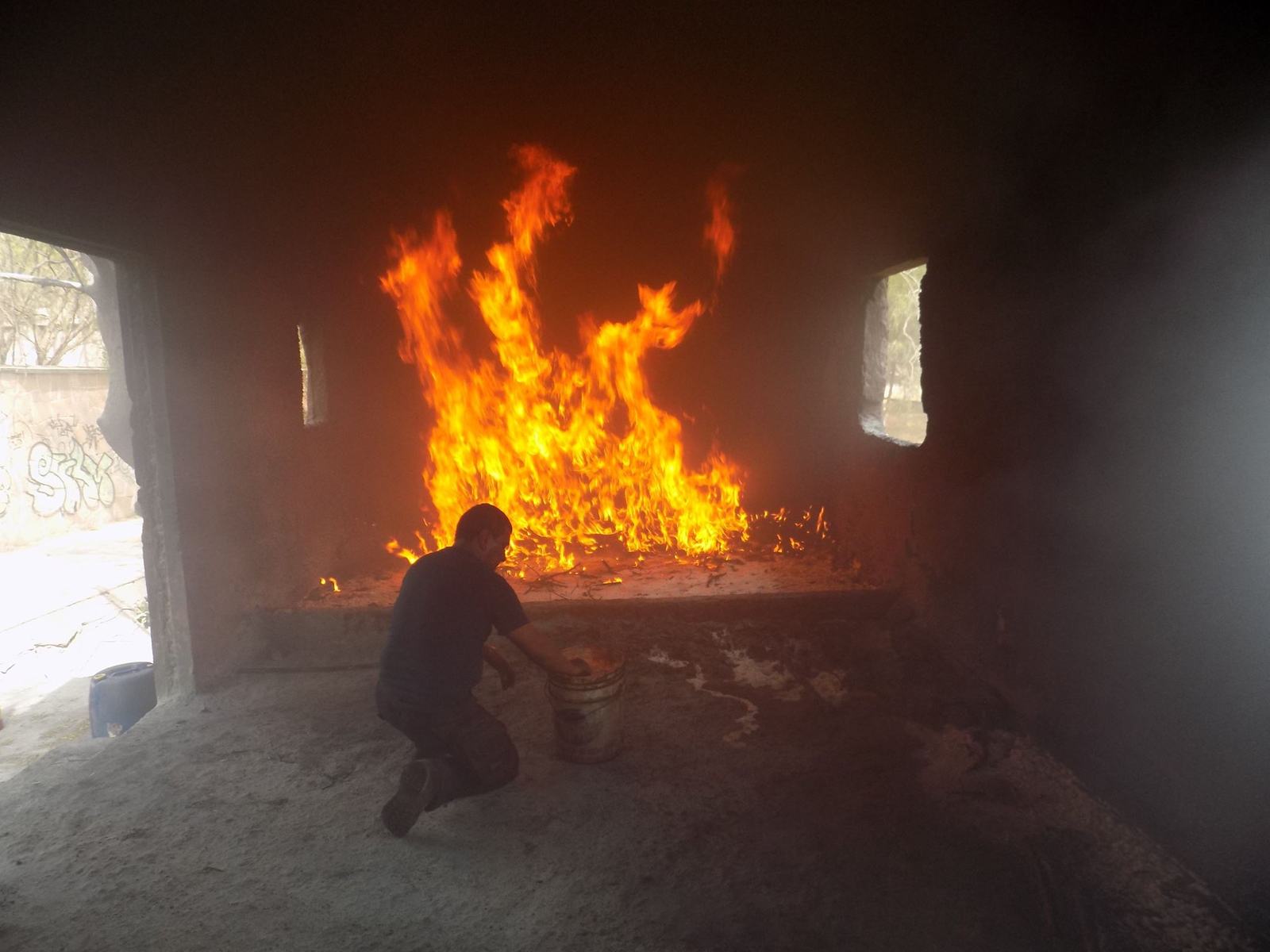 Fuego real controlado en estructura de práctica