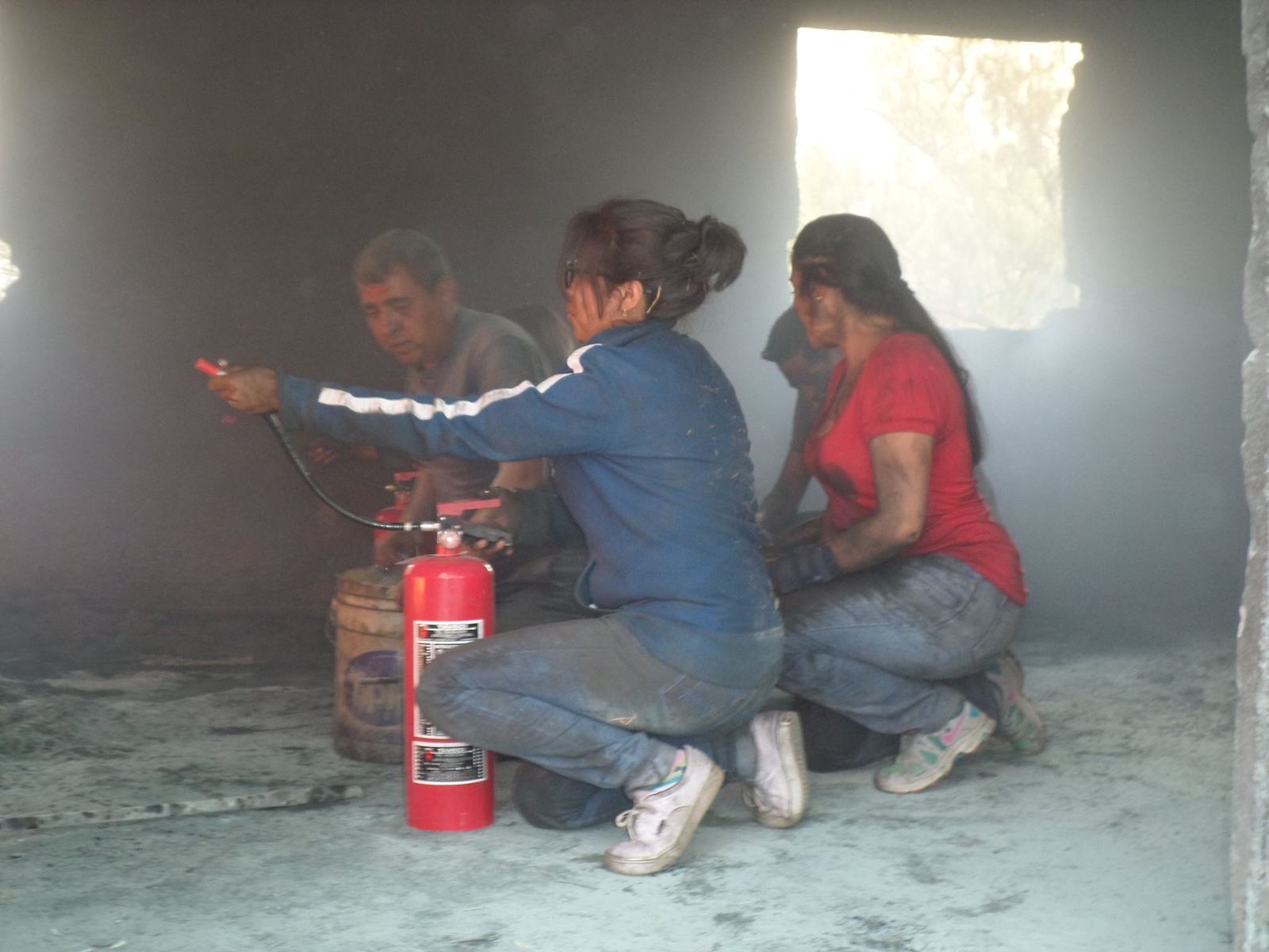 Uso de extintor en cuarto con humo · búsqueda y rescate