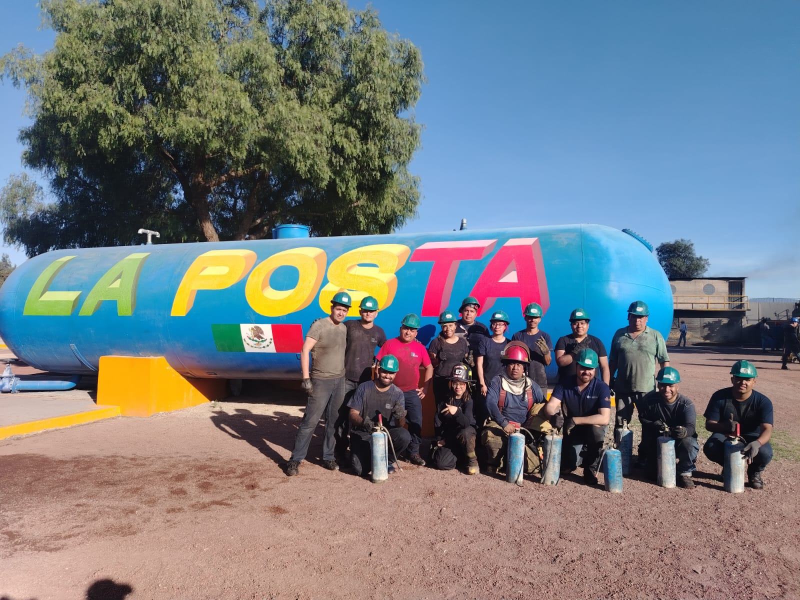 Brigada con extintores · campo de entrenamiento