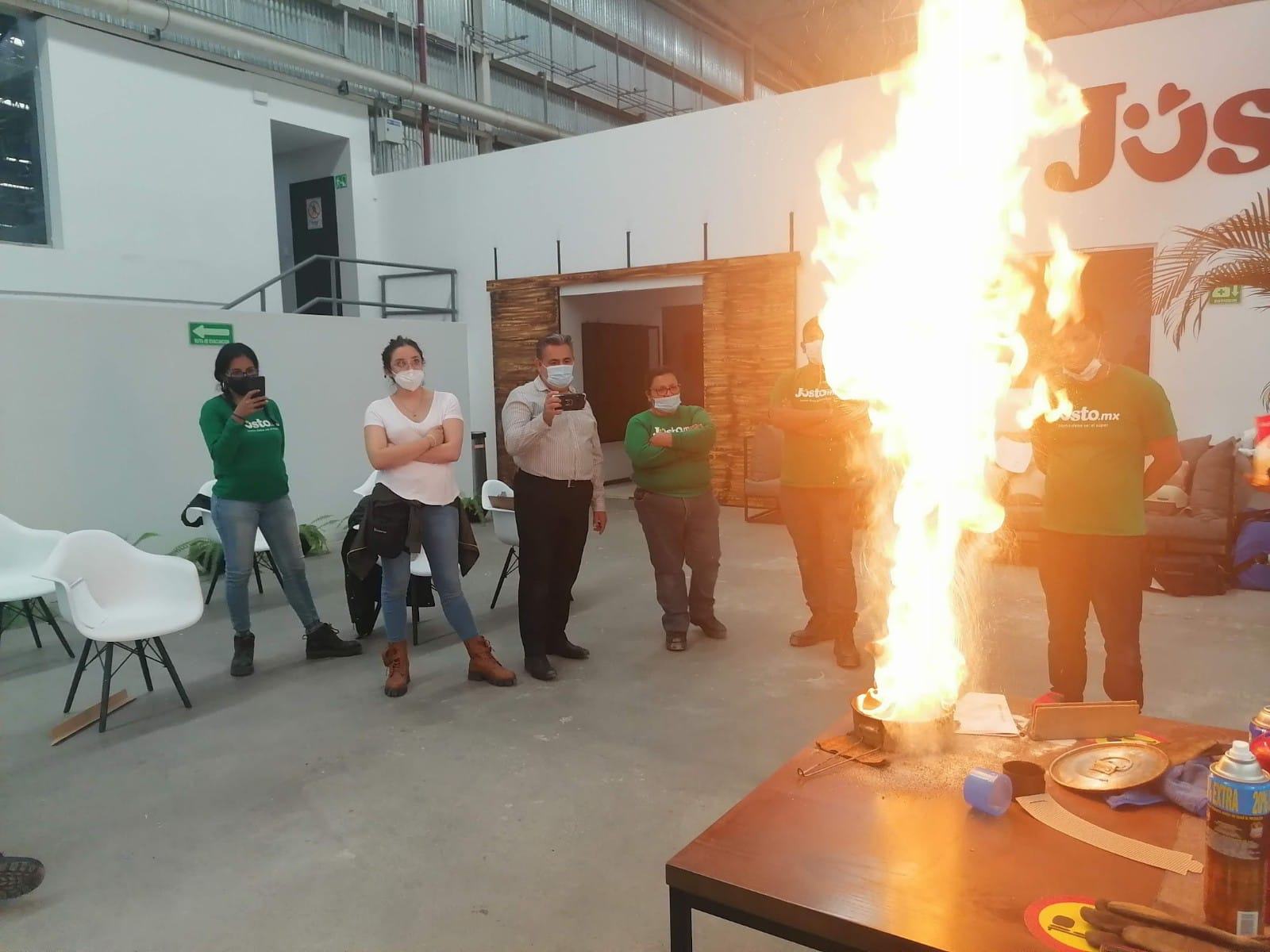 Conato de incendio controlado · demostración en sala