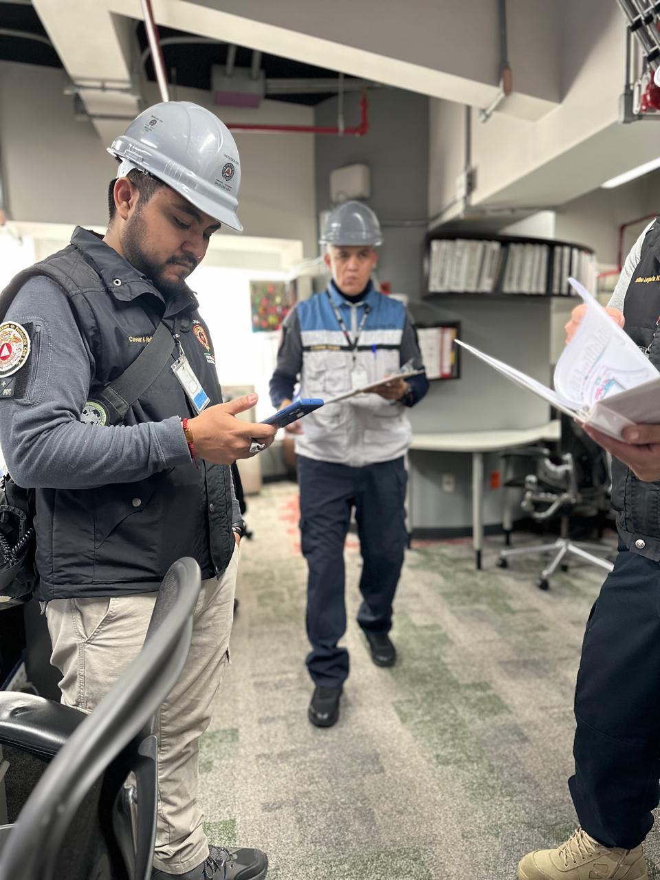 Verificación técnica en piso de oficinas