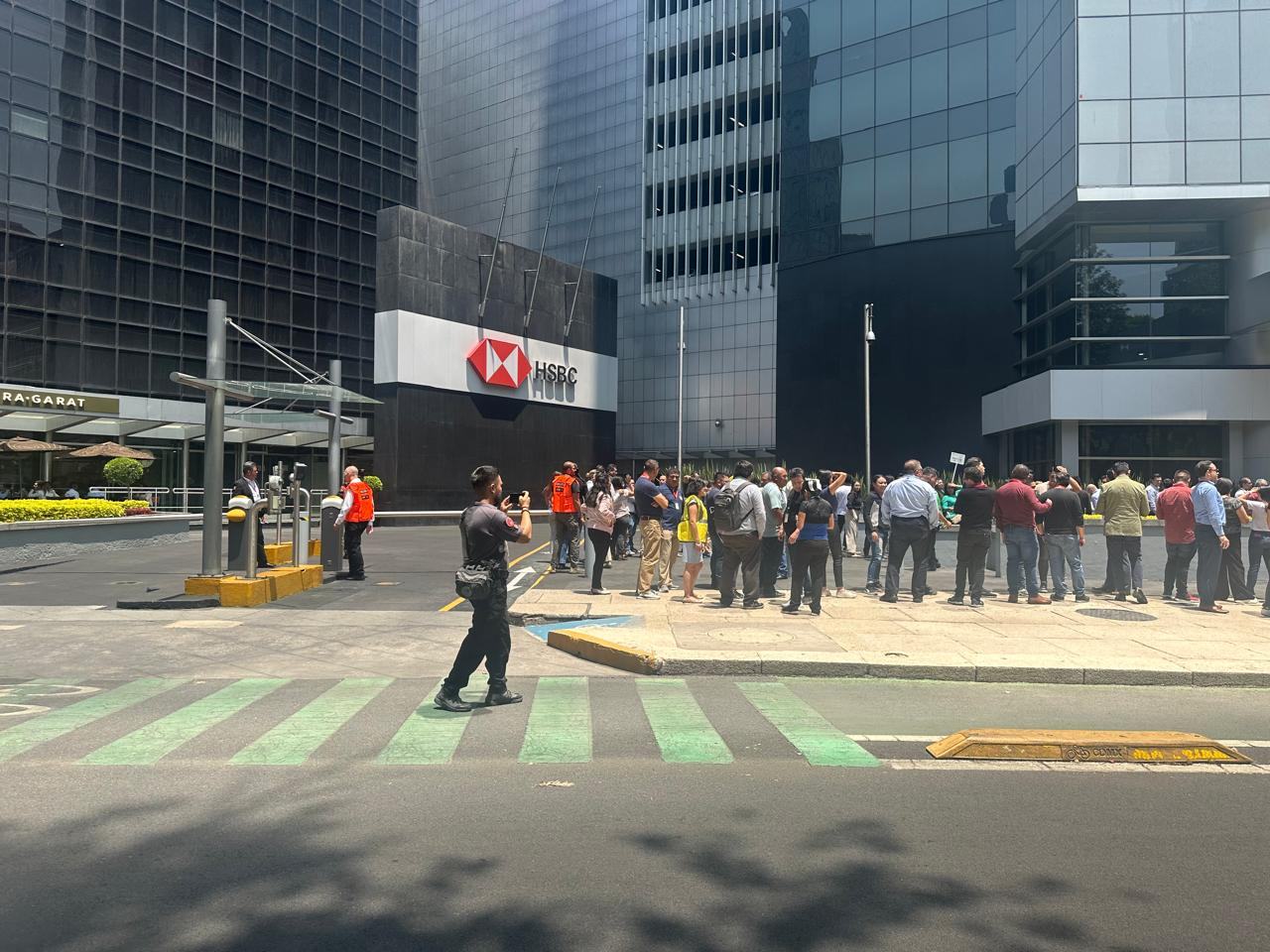 Evacuación de corporativo hacia la vía pública