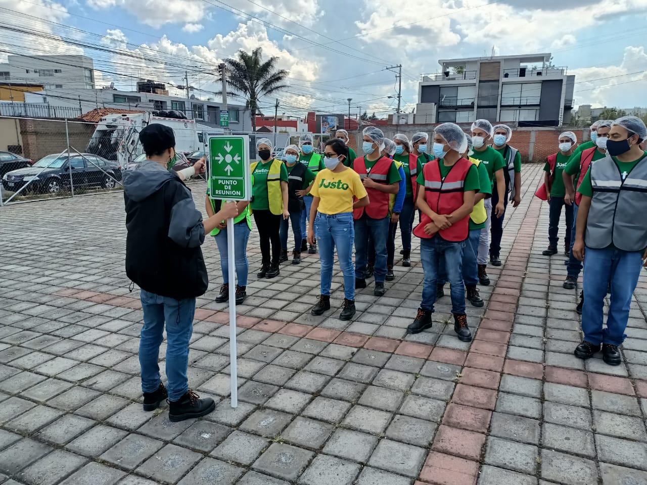 Punto de reunión señalizado · brigada en formación