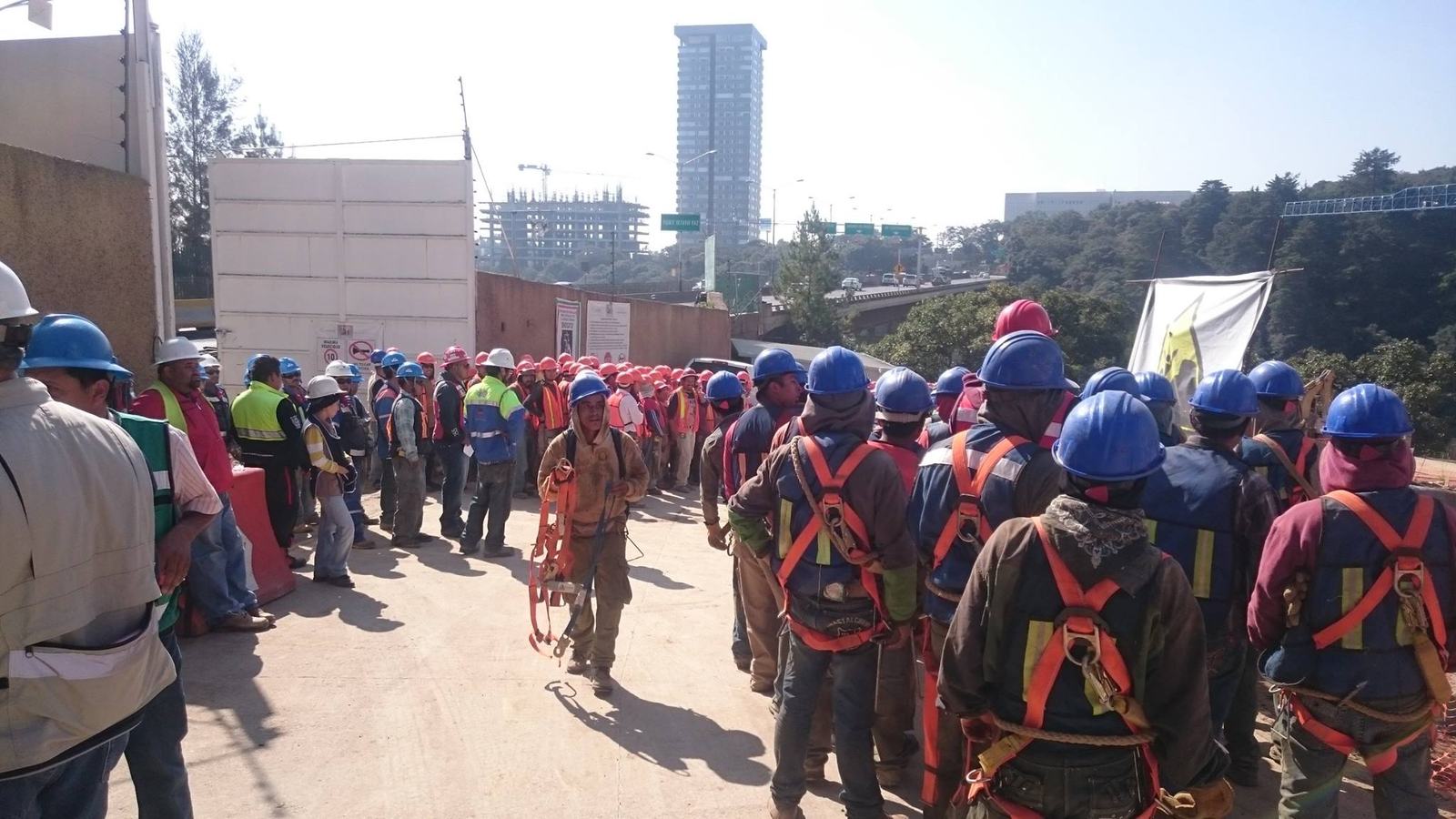 Evacuación de obra · personal en fila