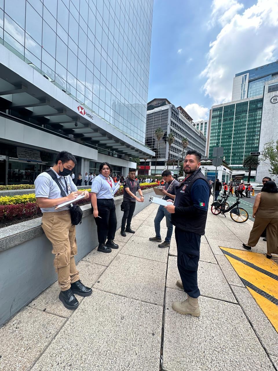 Brigadistas coordinando la evacuación de un corporativo